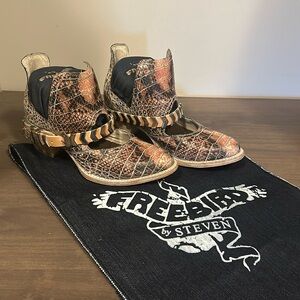Freebird Pink snake - Blade booties